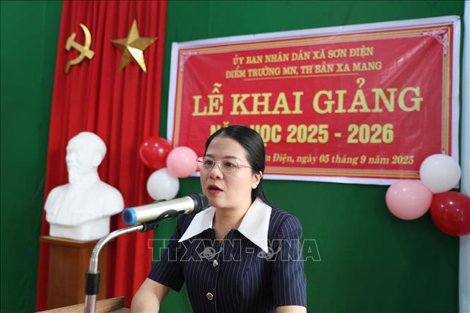 Lãnh đạo xã Sơn Điện phát biểu tại lễ khai giảng Điểm trường bản Xa Mang, Trường tiểu học Sơn Điện 1 và trường mầm non Sơn Điện 1, tỉnh Thanh Hóa. Ảnh: Nguyễn Nam-TTXVN