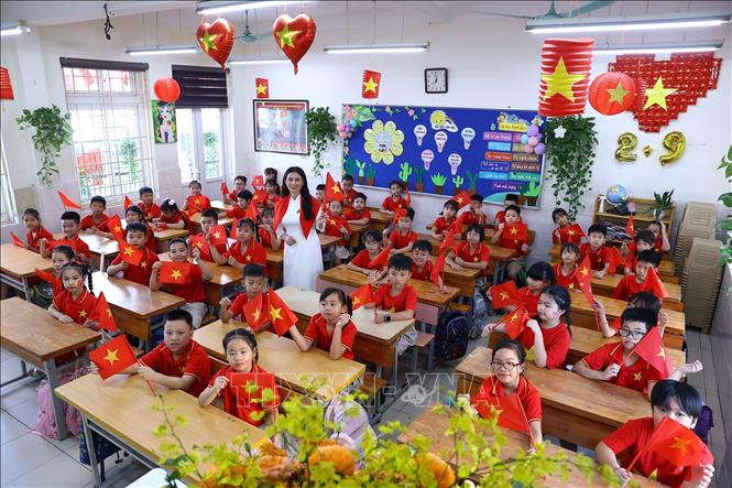 Học sinh và giáo viên trường Tiểu học Trung Yên (phường Yên Hòa) dự Lễ khai giảng trực tuyến. Ảnh: Huy Hùng - TTXVN