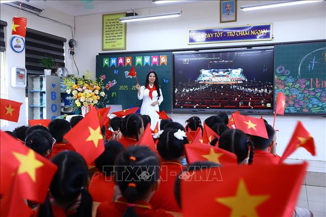 Học sinh và giáo viên trường Tiểu học Trung Yên (phường Yên Hòa) dự Lễ khai giảng trực tuyến. Ảnh: Huy Hùng - TTXVN