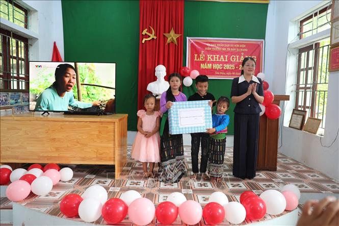 Lãnh đạo xã Sơn Điện trao quà tại lễ khai giảng Điểm trường bản Xa Mang, Trường tiểu học Sơn Điện 1 và Trường mầm non Sơn Điện 1, tỉnh Thanh Hóa. Ảnh: Nguyễn Nam-TTXVN