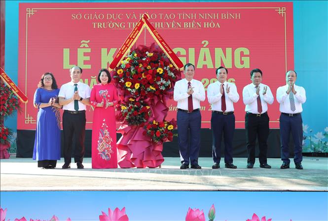 Lãnh đạo tỉnh Ninh Bình tặng hoa chúc mừng năm học mới tại trường tại Trường THPT Chuyên Biên Hòa. Ảnh: Đại Nghĩa - TTXVN