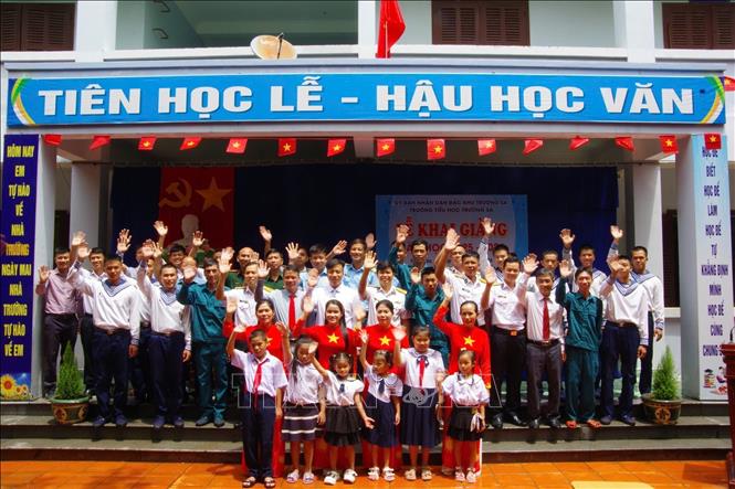 Official, soldiers and parents join with teachers and students of the Truong Sa Primary School on Truong Sa (Spratly) Archipelago, Khanh Hoa province, in the first day of school ceremony. VNA/Photo by courtesy