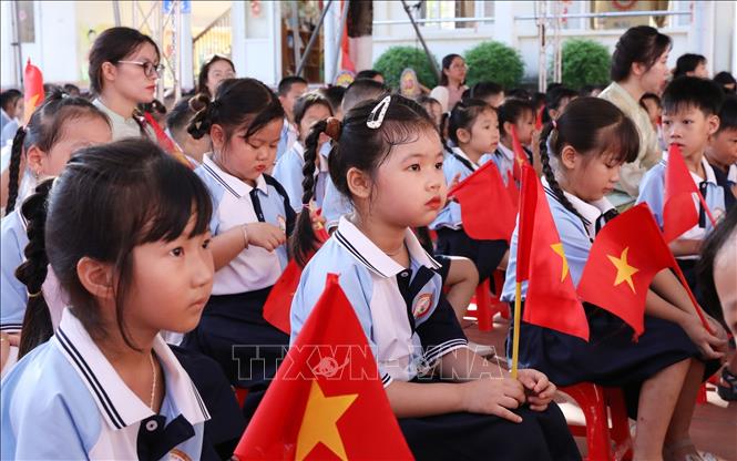 Học trò Trường Tiểu học Ninh Giang, phường Tây Hoa Lư, tỉnh Ninh Bình, đón chào năm học mới. Ảnh: Đức Phương - TTXVN