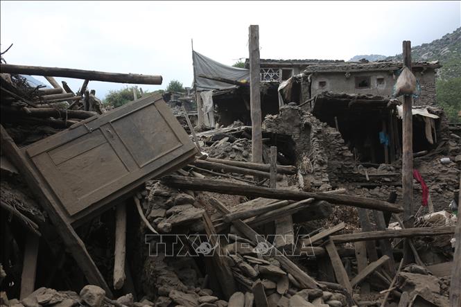 Trận động đất có độ lớn 6,0 xảy ra tại các tỉnh miền núi Kunar, Nangarhar và Laghman của Afghanistan đêm 31/8/2025, làm sụp đổ hàng loạt ngôi nhà khi người dân đang say ngủ, khiến ít nhất 2.217 người thiệt mạng và khoảng 4.000 người bị thương. Đây là một trong những trận động đất tồi tệ nhất tại quốc gia nghèo khó này trong nhiều thập kỷ qua. Ảnh: THX/TTXVN