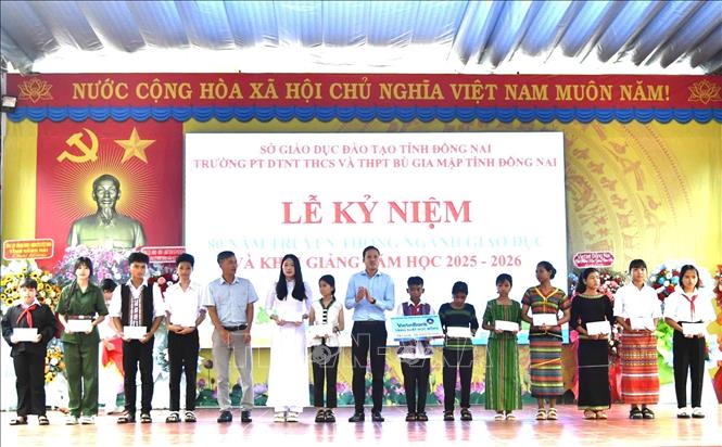 Tặng học bổng cho học sinh vượt khó học giỏi tại Trường Phổ thông Dân tộc nội trú THCS và THPT Bù Gia Mập (xã Phú Nghĩa, tỉnh Đồng Nai). Ảnh: K GỬIH -TTXVN