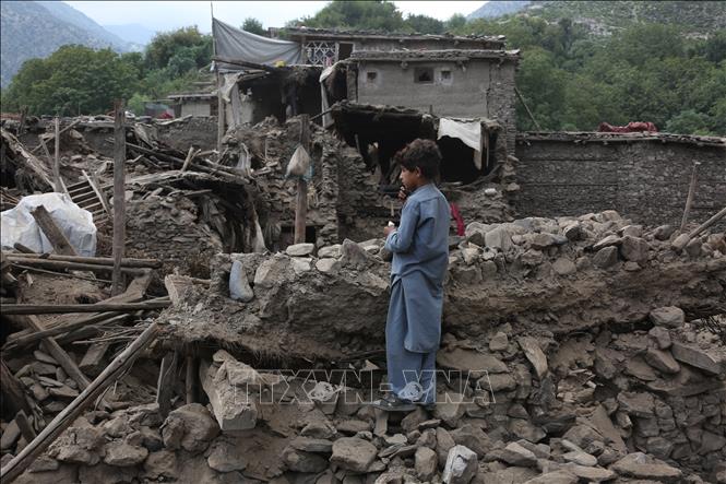 Trận động đất có độ lớn 6,0 xảy ra tại các tỉnh miền núi Kunar, Nangarhar và Laghman của Afghanistan đêm 31/8/2025, làm sụp đổ hàng loạt ngôi nhà khi người dân đang say ngủ, khiến ít nhất 2.217 người thiệt mạng và khoảng 4.000 người bị thương. Đây là một trong những trận động đất tồi tệ nhất tại quốc gia nghèo khó này trong nhiều thập kỷ qua. Ảnh: THX/TTXVN