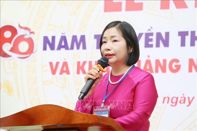 Hiệu trưởng Trường Phổ thông Dân tộc nội trú THCS – THPT Điều Ong, bà Nông Thị Chuyên phát biểu khai giảng năm học mới. Ảnh: Nhật Bình – TTXVN