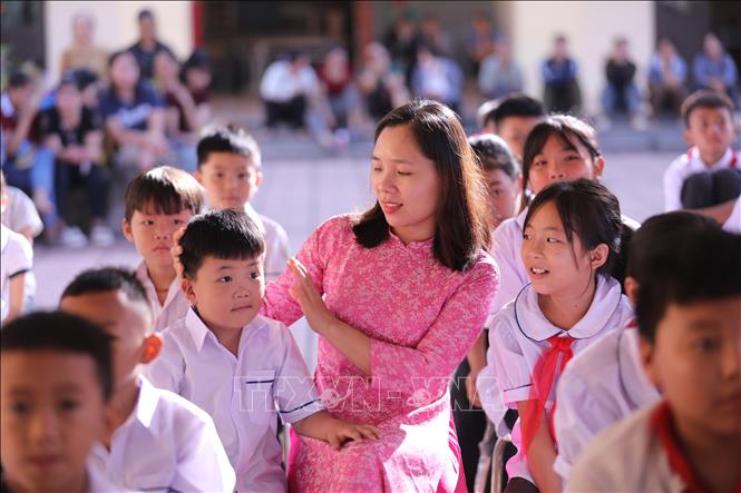 Cô giáo Triệu Thị Liên cùng các học sinh trong buổi lễ khai giảng tại Trường PTDTBT TH&THCS Vầy Nưa. Ảnh: Trọng Đạt-TTXVN