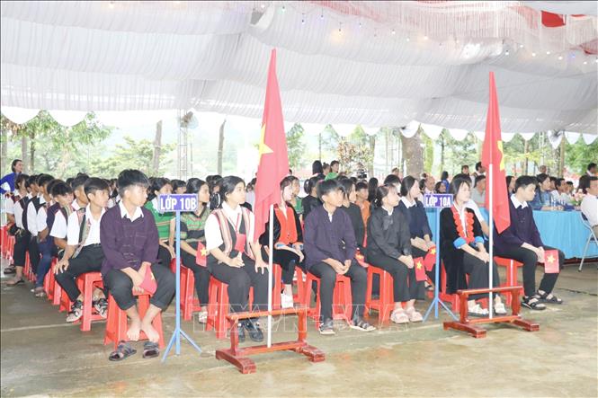 Học sinh Trường Phổ thông Dân tộc nội trú THCS – THPT Điều Ong (xã Bù Đăng, tỉnh Đồng Nai) dự Lễ Khai giảng năm học mới. Ảnh: Nhật Bình – TTXVN