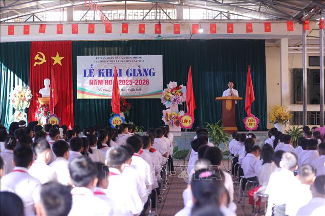 Quang cảnh khai giảng tại trường Trường PTDTBT TH&THCS Vầy Nưa xã Tiền Phong. Ảnh: Trọng Đạt-TTXVN