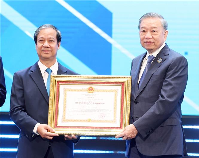 Tổng Bí thư Tô Lâm trao tặng Huân chương Lao động hạng Nhất cho Bộ Giáo dục - Đào tạo. Ảnh: Thống Nhất – TTXVN