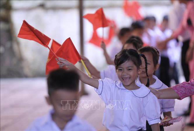 Hình ảnh vui tươi của các con khối lớp 1 tại buổi lễ khai giảng năm học mới Trường PTDTBT TH&THCS Vầy Nưa. Ảnh: Trọng Đạt-TTXVN 