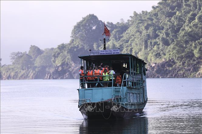 Học sinh trường Trường PTDTBT TH&THCS Vầy Nưa vượt sông đến trường dự khai giảng năm học mới Tại xã Tiền Phong. Ảnh: Trọng Đạt-TTXVN