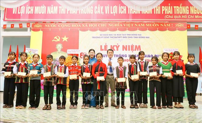 Phó Bí thư Thường trực Tỉnh ủy, Chủ tịch HĐND tỉnh Đồng Nai Tôn Ngọc Hạnh trao tặng học bổng cho học sinh có hoàn cảnh đặc biệt khó khăn Trường Phổ thông Dân tộc nội trú THCS – THPT Điều Ong (xã Bù Đăng, tỉnh Đồng Nai). Ảnh: Nhật Bình – TTXVN 