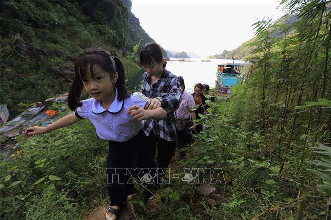 Phụ huynh vượt sông Đà đưa học sinh đến trường dự khai giảng năm học mới tại Trường PTDTBT TH&THCS Vầy Nưa. Ảnh: Trọng Đạt-TTXVN
