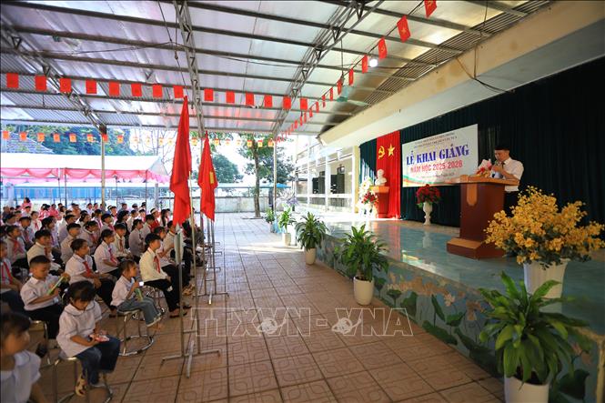 Quang cảnh lễ khai giảng năm học mới tại Trường PTDTBT TH&THCS Vầy Nưa. Ảnh: Trọng Đạt-TTXVN 