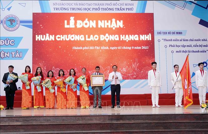 Khai giảng năm học mới tại Trường THPT Trần Phú (phường Phú Thọ Hoà, Thành phố Hồ Chí Minh). Ảnh: Trung Tuyến - TTXVN