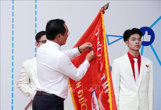 Nghi thức đón nhận Huân chương Lao động hạng Nhì tại trường THPT Trần Phú (phường Phú Thọ Hoà, Thành phố Hồ Chí Minh). Ảnh: Trung Tuyến - TTXVN