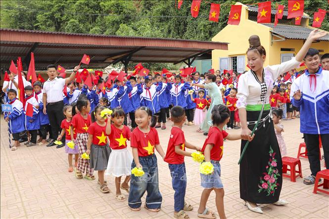 The first day of school ceremony at the Chieng So Secondary Boarding School and Chieng So Kindergarten in flood-hit Muong Luan commune, Dien Bien province. VNA Photo