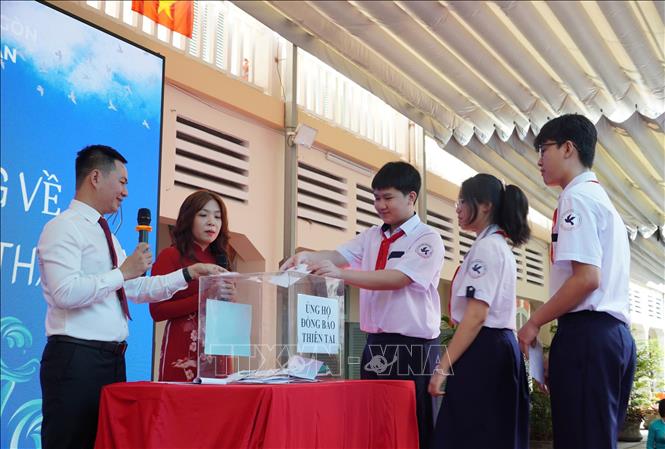 Giáo viên, học sinh Trường THCS Võ Trường Toản (phường Sài Gòn, Thành phố Hồ Chí Minh) tham gia ủng hộ đồng bào bị ảnh hưởng thiên tai trong lễ khai giảng. Ảnh: Thu Hoài - TTXVN