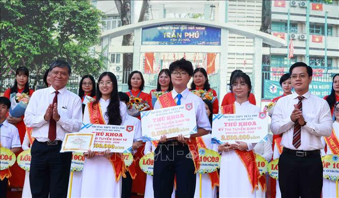 Khen thưởng học sinh có thành tích xuất sắc tại Lễ khai giảng năm học mới của Trường THPT Trần Phú (phường Phú Thọ Hoà, Thành phố Hồ Chí Minh). Ảnh: Thu Hoài - TTXVN