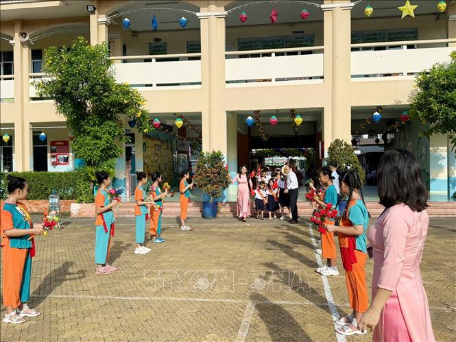 Khai giảng năm học mới tại Trường Tiểu học Bùi Văn Mới (phường Phước Long, Thành phố Hồ Chí Minh). Ảnh: Thu Hoài - TTXVN