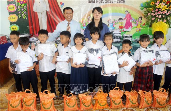 Các đơn vị, tổ chức trao tặng quà cho học sinh trong Lễ khai giảng. Ảnh: Hồng Hiếu- TTXVN