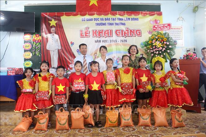 Tặng quà cho học sinh có hoàn cảnh đặc biệt khó khăn. Ảnh: Hồng Hiếu- TTXVN