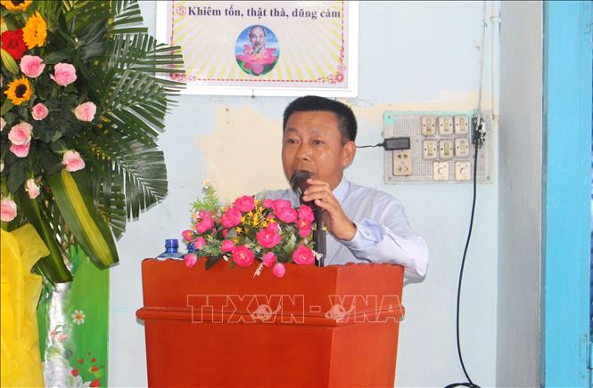 Ông Lê Thanh Hoàng, Phó Hiệu trưởng Trường Tình thương tỉnh Lâm Đồng phát biểu khai giảng năm học mới. Ảnh: Hồng Hiếu- TTXVN