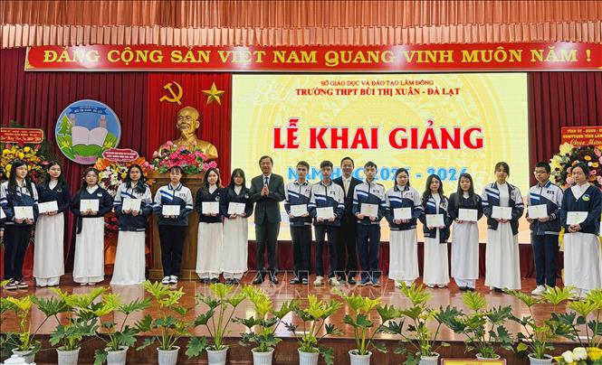 Ban tổ chức trao học bổng cho học sinh vượt khó của Trường Trung học phổ thông Bùi Thị Xuân (phường Xuân Hương – Đà Lạt, Lâm Đồng) trong Lễ khai giảng năm học mới. Ảnh: Nguyễn Dũng – TTXVN