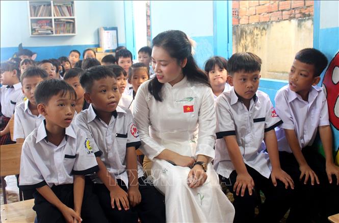 Cô giáo trẻ Nguyễn Thị Mỹ Hương dặn dò các em học sinh những điều cần thiết cho Lễ khai giảng tại Trường Tình thương, phường Phan Thiết, tỉnh Lâm Đồng. Ảnh: Hồng Hiếu- TTXVN
