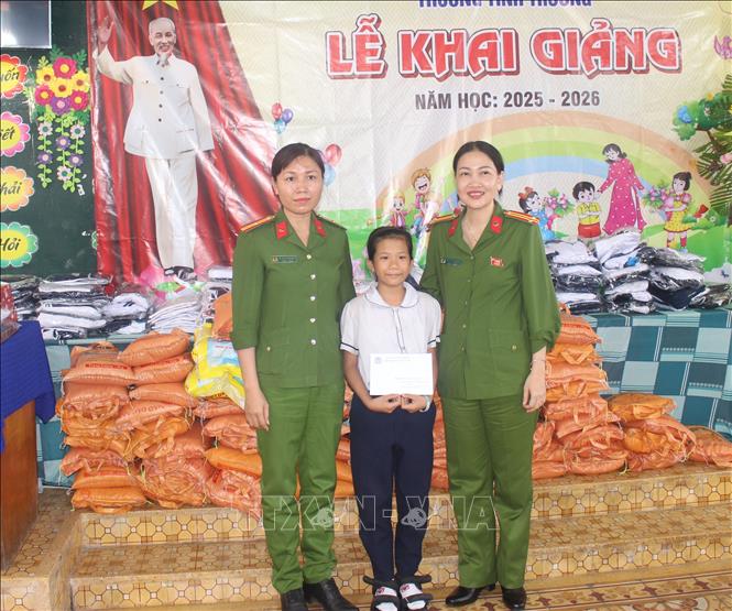 Trao học bổng cho học sinh có hoàn cảnh đặc biệt khó khăn tại Trường Tình thương, phường Phan Thiết, tỉnh Lâm Đồng. Ảnh: Hồng Hiếu- TTXVN 