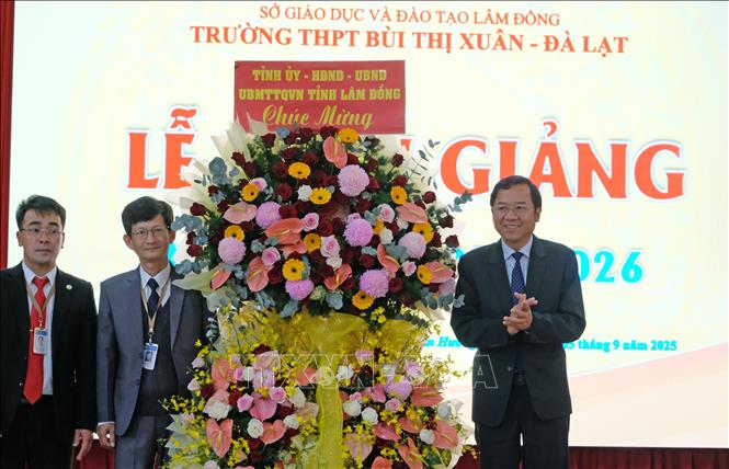 Đại diện Tỉnh ủy Lâm Đồng tặng hoa chúc mừng Ban Giám hiệu trường Trung học phổ thông Bùi Thị Xuân (phường Xuân Hương – Đà Lạt, Lâm Đồng) trong Lễ khai giảng năm học mới. Ảnh: Nguyễn Dũng – TTXVN