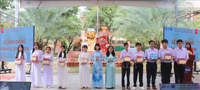 Trao học bổng tiếp bước đến trường cho các em học sinh Trường THPT chuyên Thoại Ngọc Hầu (phường Long Xuyên, tỉnh An Giang) có hoàn cảnh khó khăn, vươn lên trong học tập. Ảnh: Công Mạo-TTXVN 