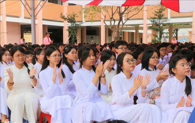 Học sinh trường THPT chuyên Thoại Ngọc Hầu (phường Long Xuyên, tỉnh An Giang) dự lễ khai giảng năm học mới. Ảnh: Công Mạo-TTXVN