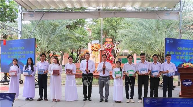 Trao học bổng tiếp bước đến trường cho học sinh Trường THPT chuyên Thoại Ngọc Hầu (phường Long Xuyên, tỉnh An Giang) có hoàn cảnh khó khăn, vươn lên trong học tập. Ảnh: Công Mạo-TTXVN 
