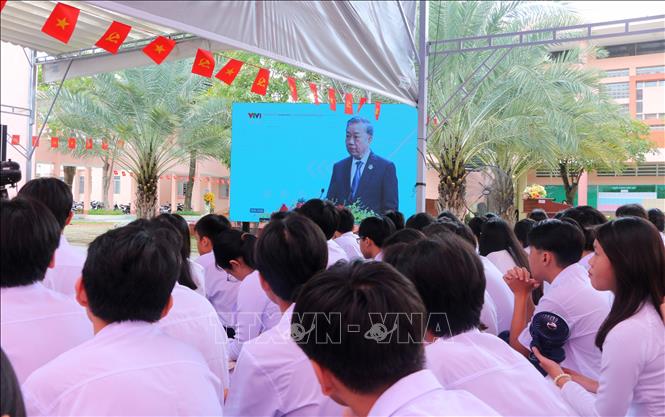 Học sinh trường THPT chuyên Thoại Ngọc Hầu (phường Long Xuyên, tỉnh An Giang) theo dõi lễ khai giảng trực tuyến từ điểm cầu chính ở Thủ đô Hà Nội. Ảnh: Công Mạo-TTXVN