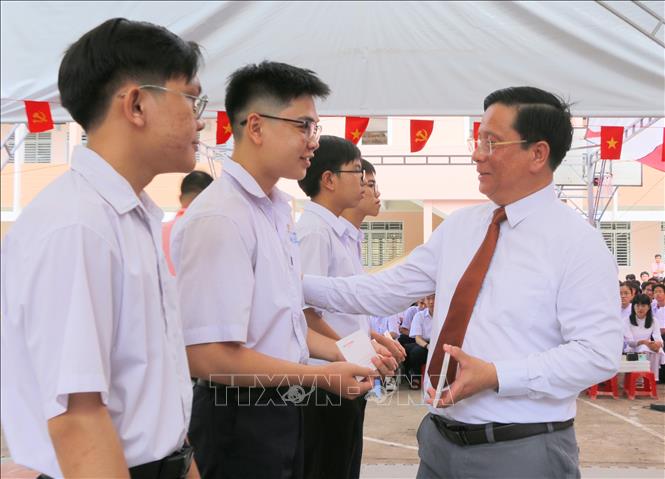 Chủ tịch UBND tỉnh An Giang Hồ Văn Mừng trao học bổng tiếp bước đến trường cho học sinh Trường THPT chuyên Thoại Ngọc Hầu (phường Long Xuyên, tỉnh An Giang) có hoàn cảnh khó khăn, vươn lên trong học tập. Ảnh: Công Mạo-TTXVN 