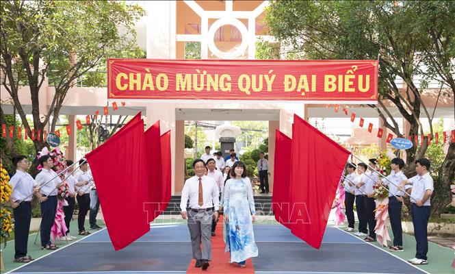 Đại biểu tham dự lễ khai giảng tại Trường THPT chuyên Thoại Ngọc Hầu, phường Long Xuyên, tỉnh An Giang. Ảnh: Công Mạo-TTXVN