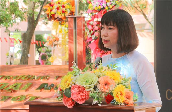 Cô Đặng Thị Kim Phượng, Hiệu trưởng Trường THPT chuyên Thoại Ngọc Hầu (phường Long Xuyên, tỉnh An Giang) phát biểu tại lễ khai giảng. Ảnh: Công Mạo-TTXVN