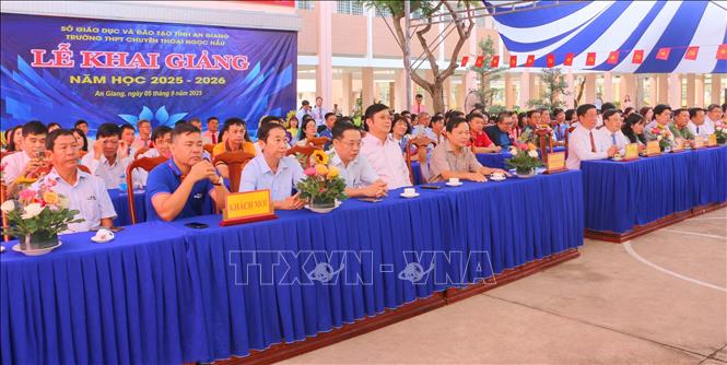 Đại biểu tham dự lễ khai giảng tại trường THPT chuyên Thoại Ngọc Hầu, phường Long Xuyên, tỉnh An Giang. Ảnh: Công Mạo-TTXVN
