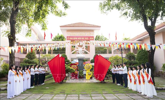 Không khí rộn ràng, ngập tràn cờ hoa trong Lễ khai giảng tại Trường THPT chuyên Thoại Ngọc Hầu, phường Long Xuyên, tỉnh An Giang. Ảnh: Công Mạo-TTXVN
