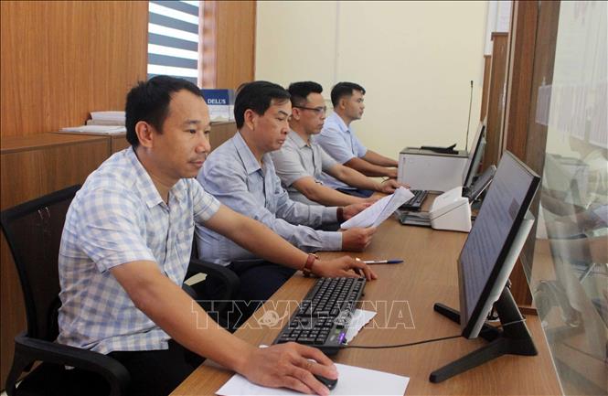 Hoạt động tại Trung tâm Phục vụ hành chính công xã Tam Lư (Thanh Hóa). Ảnh: Việt Hoàng - TTXVN
