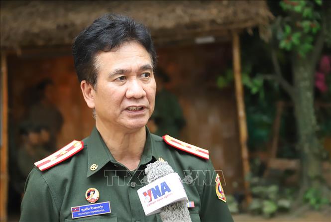 Thượng tá Houmphanh Chansanga, Giám đốc Bảo tàng Liên minh chiến đấu Lào - Việt Nam, trả lời phỏng vấn phóng viên TTXVN. Ảnh: Xuân Tú - PV TTXVN tại Lào
