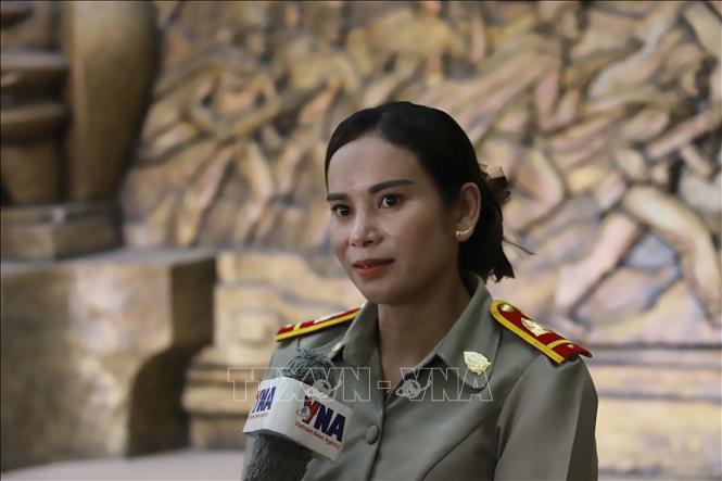 Cô Khomchay Sithisone, Phó Hiệu trưởng Trường Dongsavanh, huyện Sepon (Savannakhet, Lào), trả lời phỏng vấn phóng viên TTXVN. Ảnh: Xuân Tú - PV TTXVN tại Lào