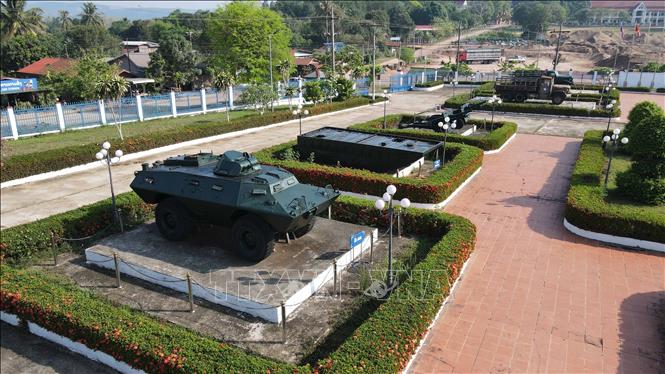Hiện vật được trưng bày bên ngoài bảo tàng. Ảnh: Đỗ Bá Thành - PV TTXVN tại Lào