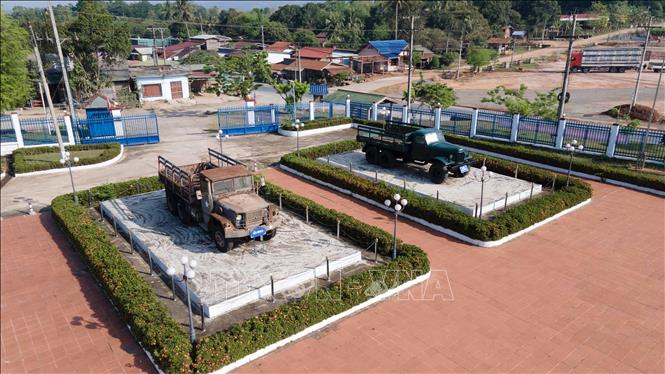 Hiện vật được trưng bày bên ngoài bảo tàng. Ảnh: Đỗ Bá Thành - PV TTXVN tại Lào