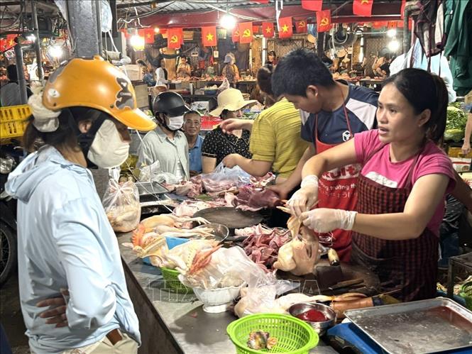 Người dân mua gà cúng Lễ Vu Lan tại chợ Nhân Chính, phường Thanh Xuân, thành phố Hà Nội. Ảnh: Quốc Lũy - TTXVN