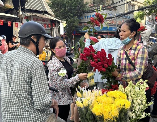 Người dân mua hoa cúng Lễ Vu Lan. Ảnh: Quốc Lũy - TTXVN