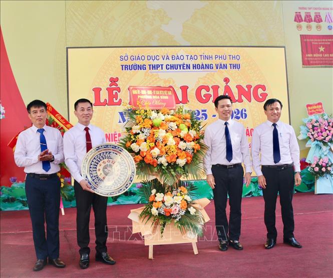 Bí thư Đảng ủy phường Hòa Bình (tỉnh Phú Thọ) Nguyễn Đức Dũng tặng quà cho Trường THPT Chuyên Hoàng Văn Thụ. Ảnh: Vũ Hà- TTXVN